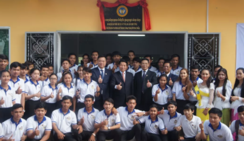 陈传周参加柬埔寨亚龙丝路学院启动剪彩仪式暨新生开学典礼