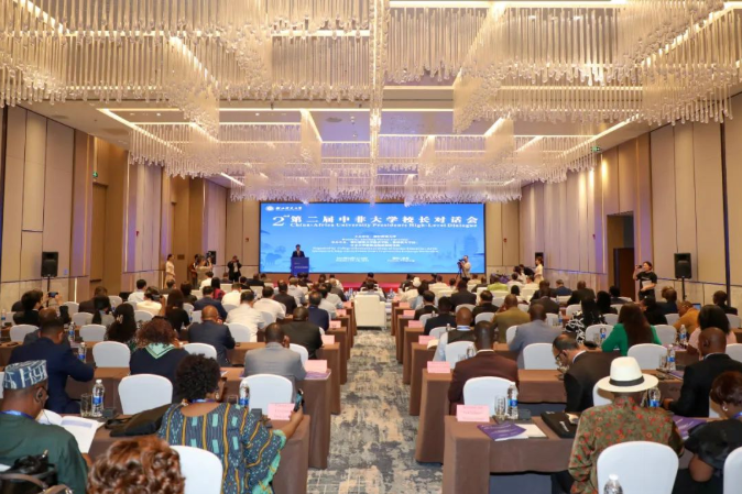 亚龙集团董事长陈继权受邀参加第二届中非大学校长对话会，并作《深度产教融合助力中非高等教育高质量发展》主题演讲报告！