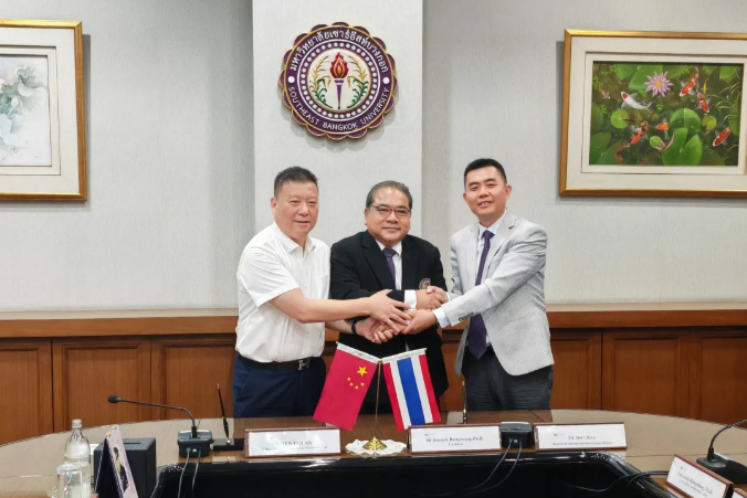 亚龙集团董事长陈继权一行前往泰国东南曼谷大学、泰国班颂德昭帕亚皇家大学进行中外高等教育人才培养合作，共谋教育国际化合作新篇章！