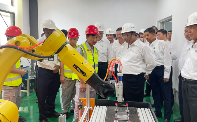 亚龙集团参与援缅甸曼德勒工业培训中心升级改造项目，缅甸工业部长到现场进行调研参观！